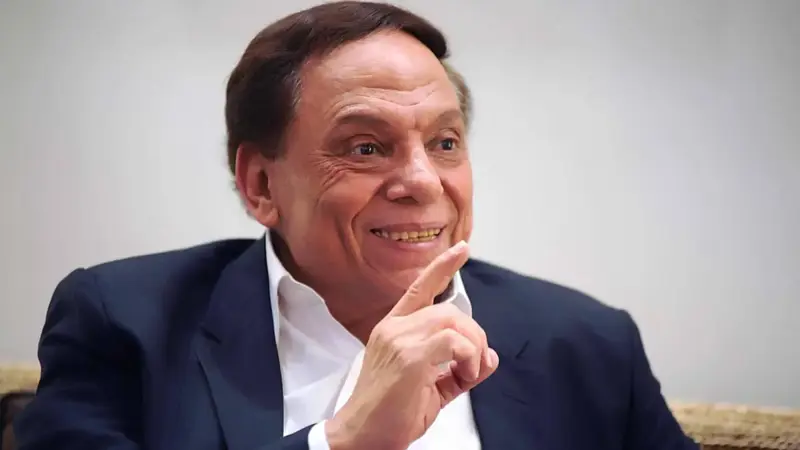 أحدث ظهور لعادل إمام يثير الجدل.. ما قصة الصورة مع شقيق هاني رمزي؟