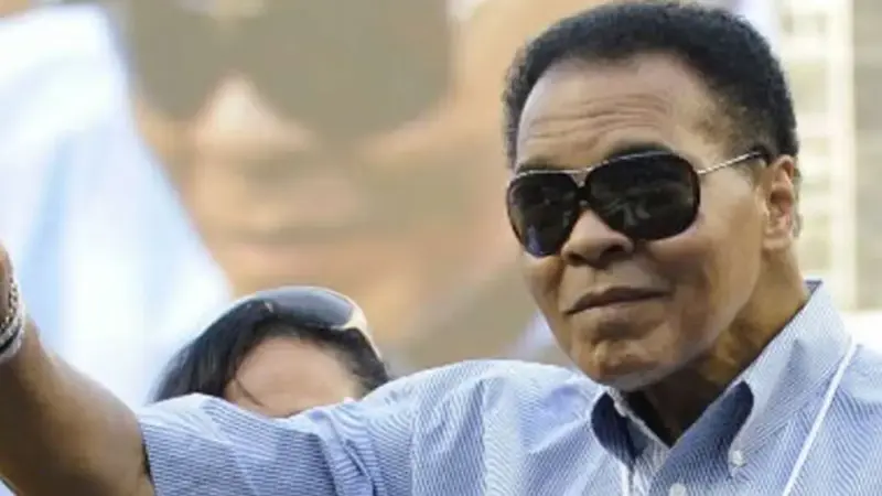 محمد علي كلاي موبخاً ترامب: أنا بطل مسلم