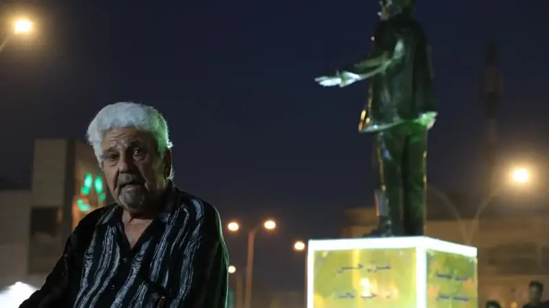 رثاء مؤثر.. فنان عراقي يخاطب جثمان شاعر راحل قبيل دفنه (فيديو)