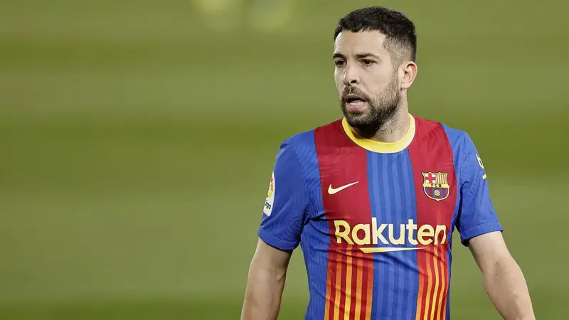 برشلونة يعلن اتفاقه مع بوسكيتس وجوردي ألبا لتخفيض راتبيهما.. وقيد أغويرو