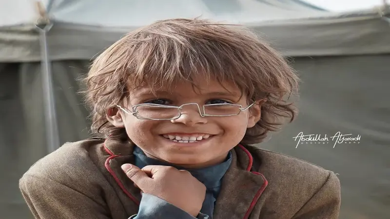 مشروع سعودي فاز بالمزاد.. نظارة طفل يمني تتحول إلى قصة إنسانية ملهمة (صور)