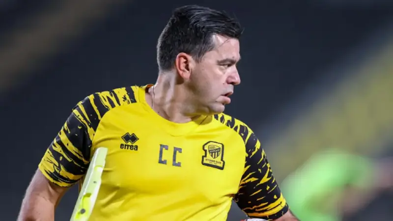 كوزمين كونترا مدرب نادي الاتحاد يوزع أموالا على أطفال (فيديو)