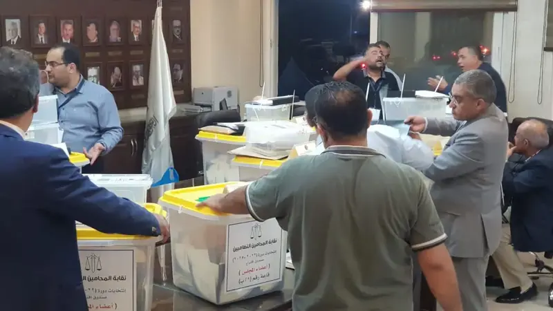 محامو تونس يختارون "قيادة جديدة" وسط "صراع سياسي ساخن"
