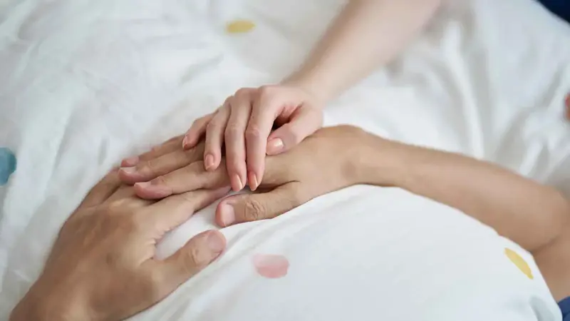 جدل تقبيل الموتى.. رد لاذع على "طبيب تيك توك"