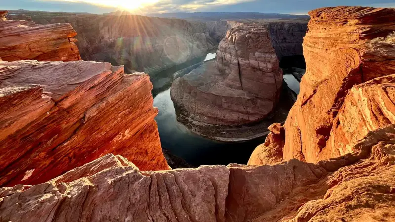 غضب واسع بعد رمي مؤثر شهير لابنه من منحدر صخري (فيديو)