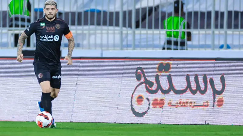 بانيغا يشير لحكم مباراة الأهلي والشباب بـ"المال" .. ويحصل على الكارت الأحمر (فيديو)