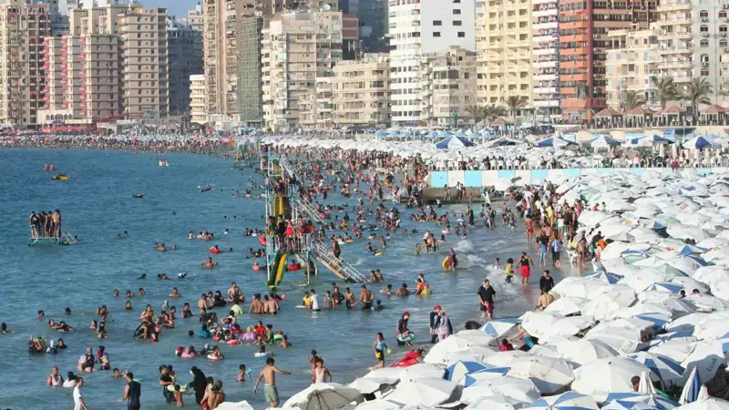 البحر يزحف والرمال تتآكل... خطر يهدد مباني الإسكندرية العريقة