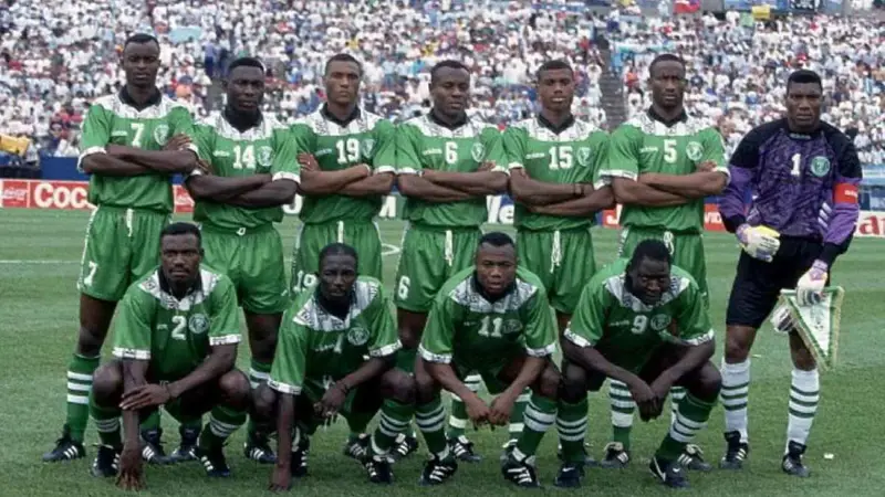 منتخب نيجيريا ينعى أسطورته بطل أمم إفريقيا 1994