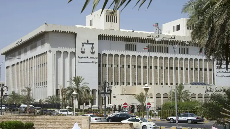 الكويت.. مسؤول سابق متهم بخطف شاب "بدون" يطعن بحكم سجنه