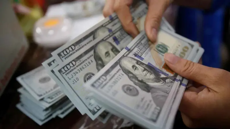قفز 50%.. تداول الدولار بالسوق السوداء يفاقم أزمة فنزويلا الاقتصادية