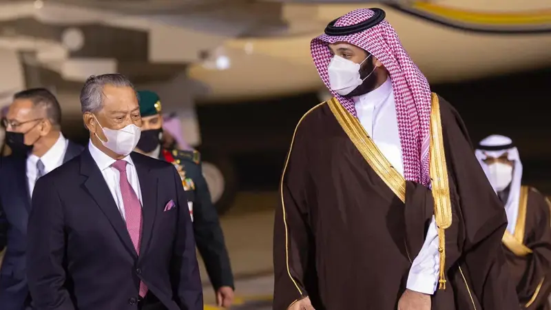 رئيس وزراء ماليزيا يصل إلى الرياض (فيديو)