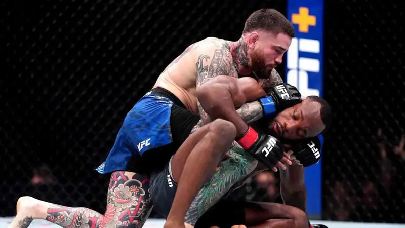 برادي يستعد للمنافسة على لقب UFC بفوز مثير على إدواردز (فيديو)
