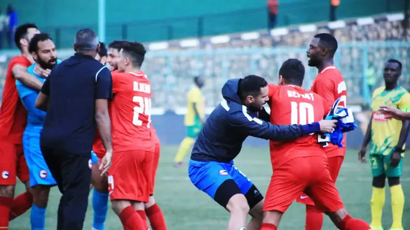 اشتباك بين جنش وأحمد رفعت بعد مباراة فيوتشر وبول الأوغندي في الكونفدرالية الأفريقية (فيديو)