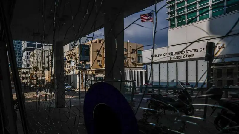 الهجوم الإيراني على السفارة الأمريكية في إسرائيل.. هل يجر ترامب للحرب؟