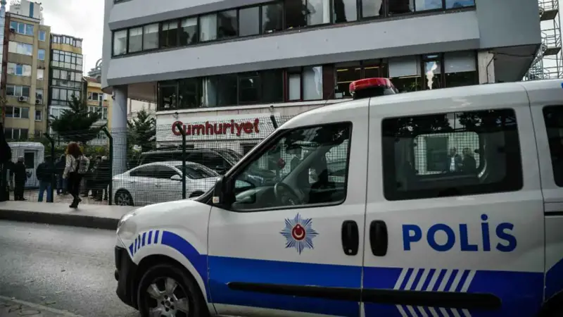 في حادثة غريبة.. الشرطة تنقذ لصا خلال تنفيذه سطوا مسلحا (فيديو)