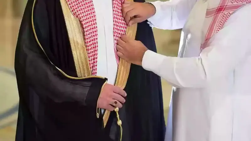 السعودية تلزم المسؤولين وكبار الموظفين بارتداء البشت في العمل