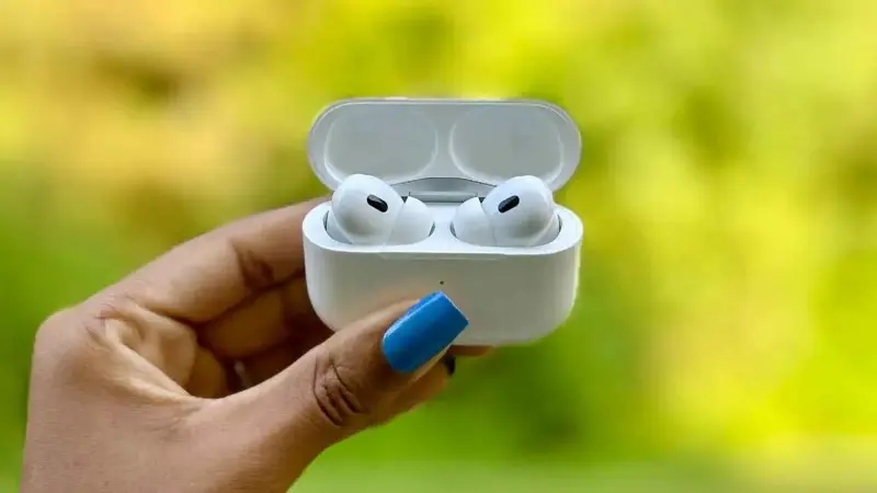 أبل تضيف تحكم الكاميرا واكتشاف النوم لسماعات "AirPods"