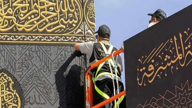 استبدال كسوة الكعبة مع بداية العام الهجري الجديد (فيديو)