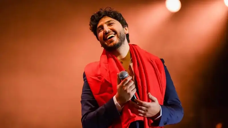 محمد فضل شاكر يستثمر غياب والده لإظهار موهبته