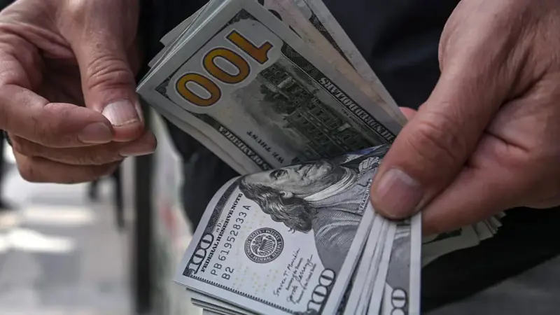 الدولار يتجه لأعلى مستوياته في 20 عامًا وسط اضطراب بالأسواق العالمية