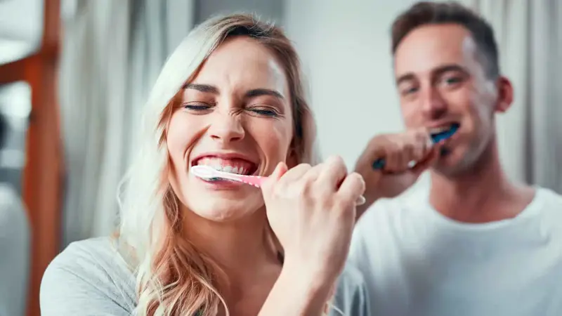 3 أخطاء تؤثر على صحة فمك عند تنظيف أسنانك