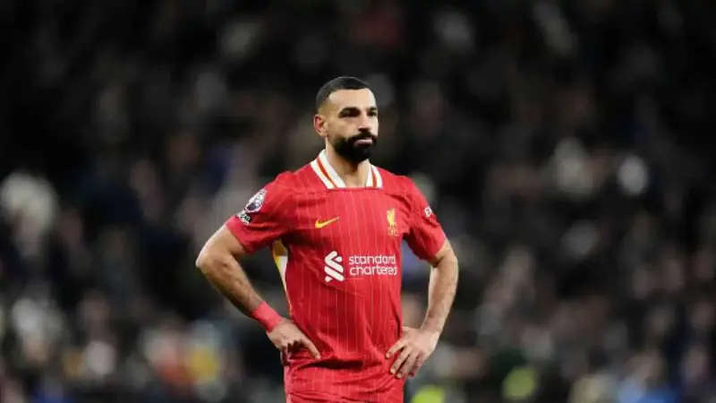 شجاع وضربهم بالعصا.. ضجة عالمية بعد انتفاضة محمد صلاح لـ"مقتل بيليه فلسطين"