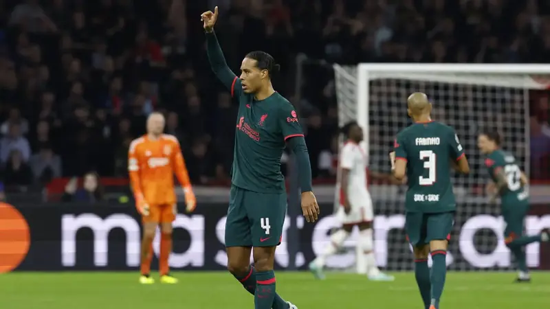 مباراة ليفربول وأياكس.. تصرف غريب من مدافع أياكس تجاه مواطنه فان دايك (فيديو) 