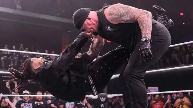عودة خرافية.. أندرتيكر يدمر مصارعا في عرض "WWE NXT" (فيديو)