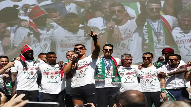 رونالدو يغني ويطلق صيحته الشهيرة في احتفال أسطوري بالتتويج بيورو 2016 (فيديو)