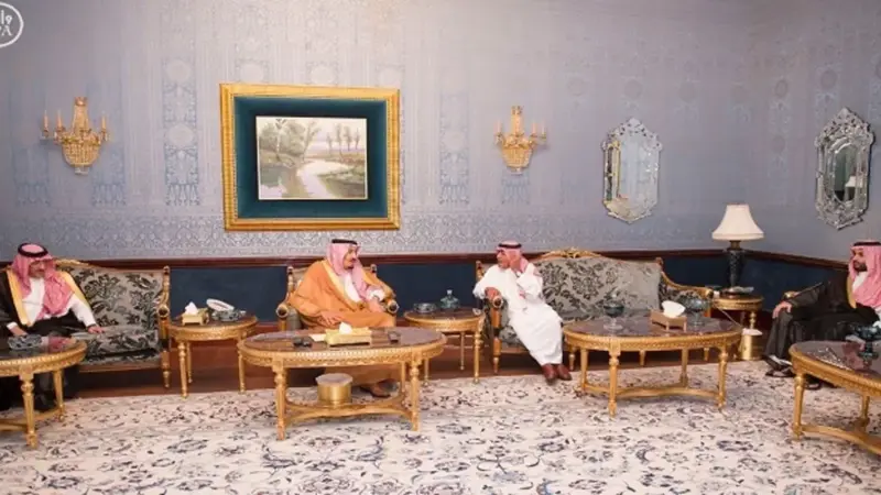 العاهل السعودي يزور الأمير مقرن بعد ساعات من إعفائه