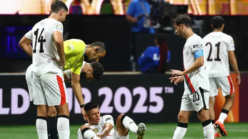 بعد الإصابة أمام العين.. نجم مانشستر سيتي يظهر بالعكاز (فيديو)