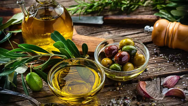زيت الزيتون أم زيت جوز الهند.. أيهما الأفضل لصحة القلب؟