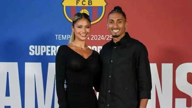 جماهير برشلونة تكافئ زوجة رافينيا (صور)
