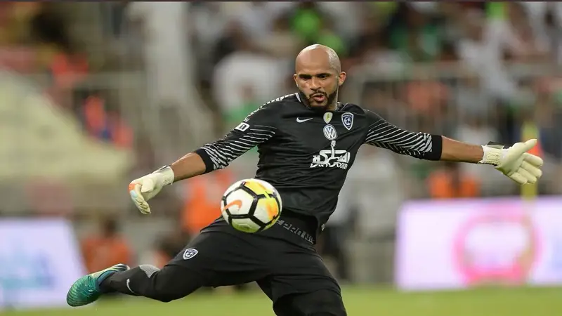 نادي الهلال السعودي يمنح علي الحبسي الضوء الأخضر للبحث عن عروض
