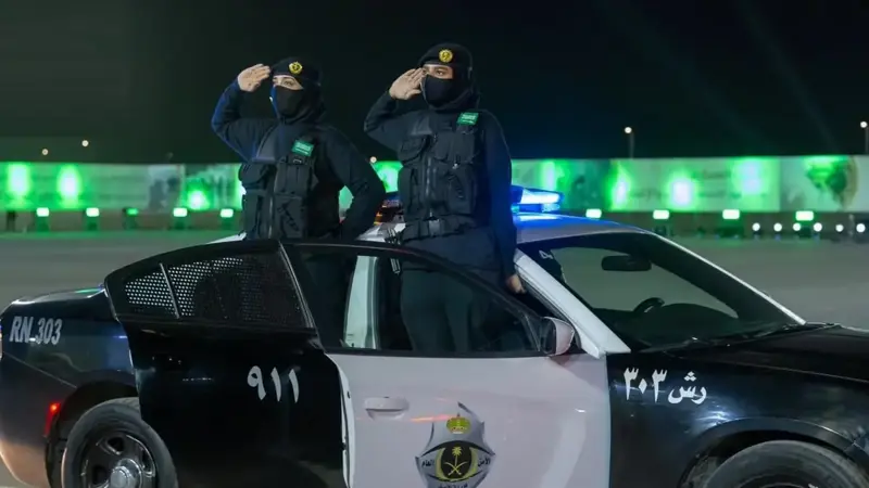 عرض عسكري مهيب احتفاء بانضمام مجندات سعوديات للأمن العام (فيديو)