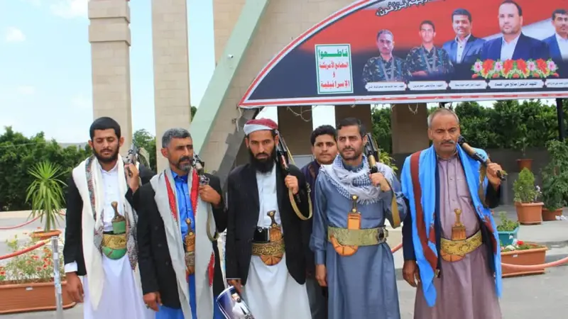 انشقاقات بالشرعية.. ضابطان في الجيش اليمني ينضمّان للحوثيّين