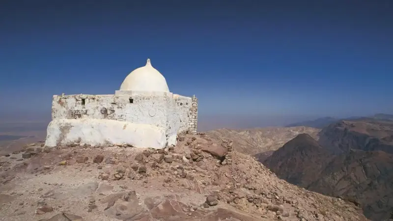 بعد إغلاقه أسبوعًا.. "الأوقاف" الأردنية تُعيد فتح مقام "النبي هارون"