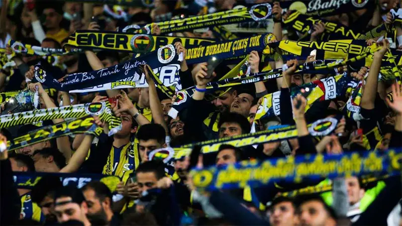 هجوم عنيف من مشجعي فنربخشة على جمهور مانشستر يونايتد (فيديو)