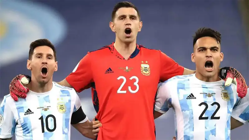 برشلونة ينافس عملاق الدوري الإنجليزي على صفقة "زميل ميسي"