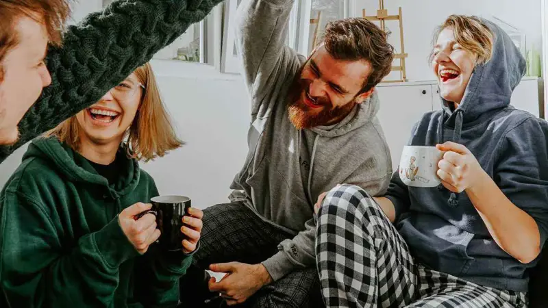 "حس الفكاهة" ليس جينياً.. البيئة تصنع روح الدعابة