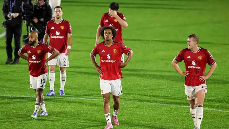 هل يعود مانشستر يونايتد لكأس الرابطة بعد اعتراف غريمسبي بإشراك لاعب غير مؤهل؟