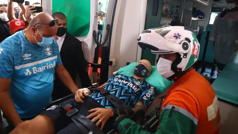 إلغاء مباراة قمة برازيلية بعد هجوم مشجعين على حافلة غريميو (فيديو)