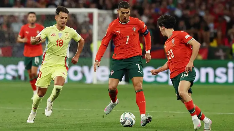 ليس لامين يامال.. من هو نجم منتخب إسبانيا الذي طلب قميص رونالدو؟ (فيديو)