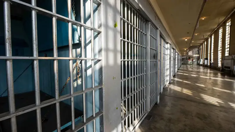 السجن 7 سنوات لأم عراقية حاولت بيع طفلتها بـ20 مليون دينار