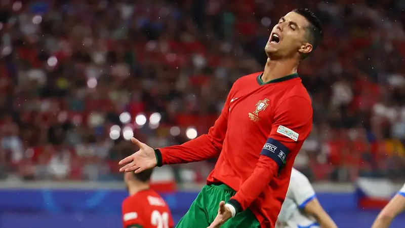 جماهير التشيك تستفز رونالدو بترديد اسم ميسي (فيديو)