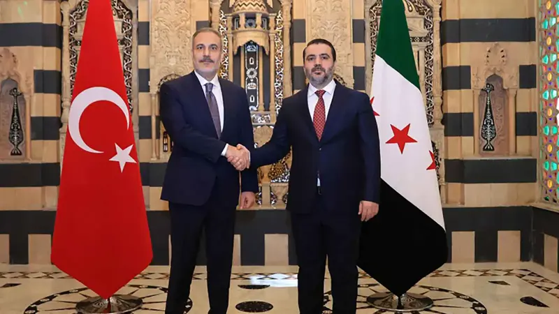 المونيتور: التنافس التركي الفرنسي يهدد بنسف مفاوضات دمشق و"قسد"