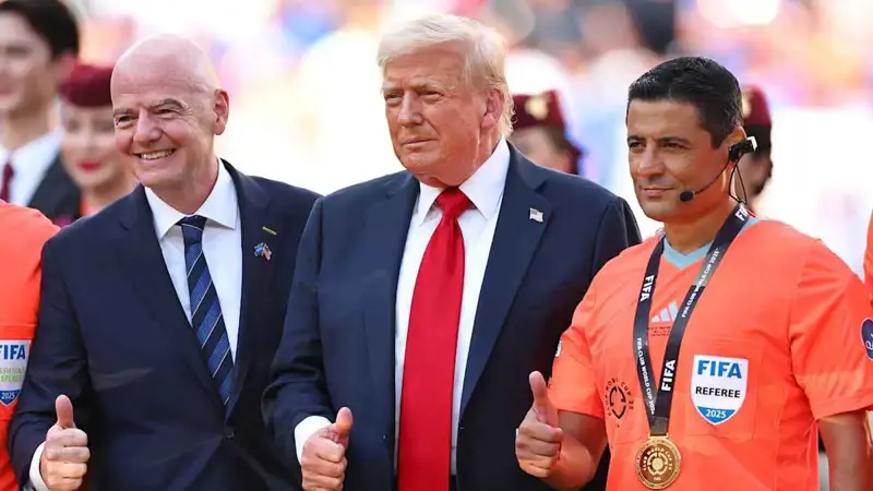 بعد غضب الإيرانيين منه.. أول تعليق من حكم نهائي كأس العالم حول صورته مع ترامب