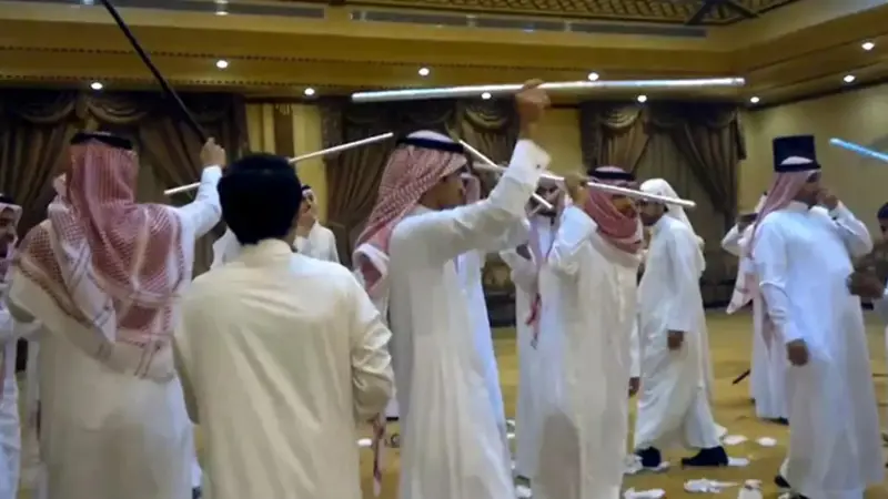 بالفيديو.. اختلاط ورقص بنات في حفل للمنشد راجح الحارثي نجم قناة بداية السعودية