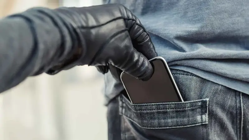سائح سعودي يستعيد هاتفه بالقوة من لص في لندن (فيديو)