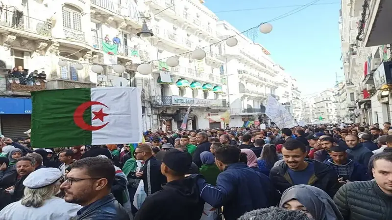 تفريق مسيرة احتجاجية إلى قصر الرئاسة في الجزائر (صور) ‎